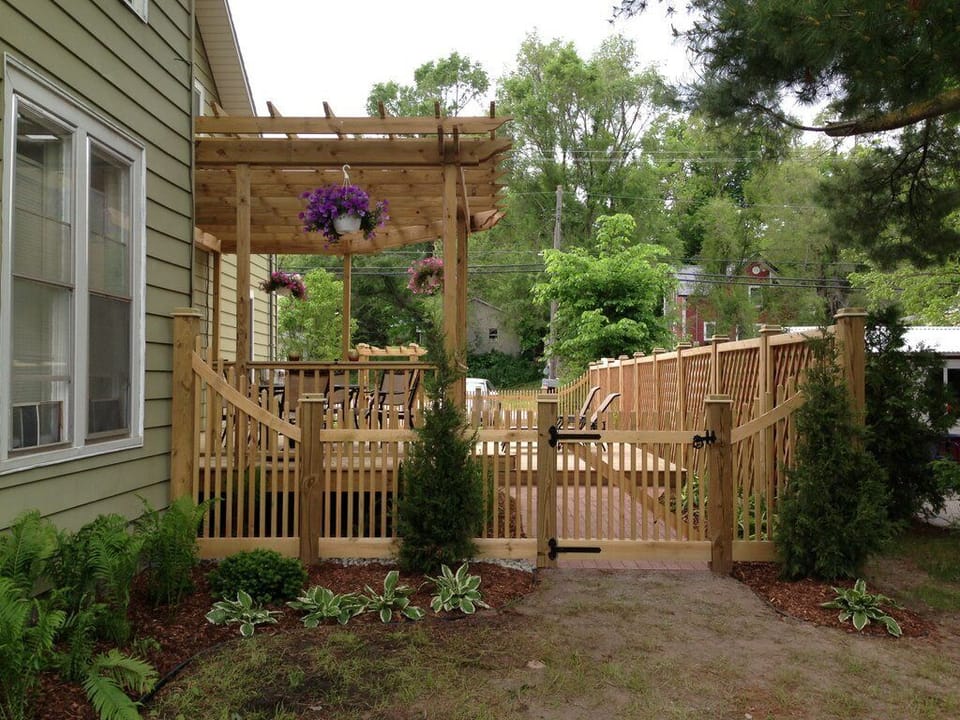 Private Tranquil Garden, Fenced Yard 