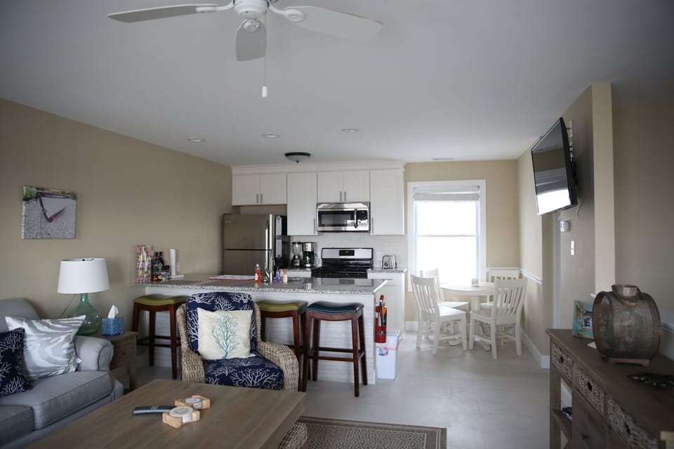 Kitchen, counter bar with seating for 4, dining area with seating for 4