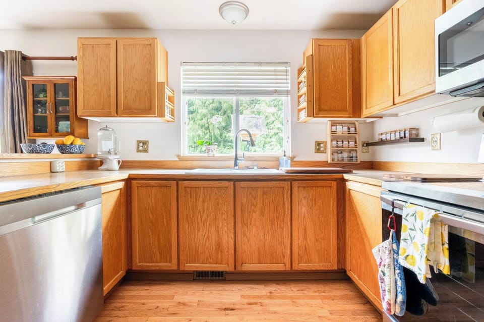 The kitchen has a blender, juicer, food processor, and toaster oven.
