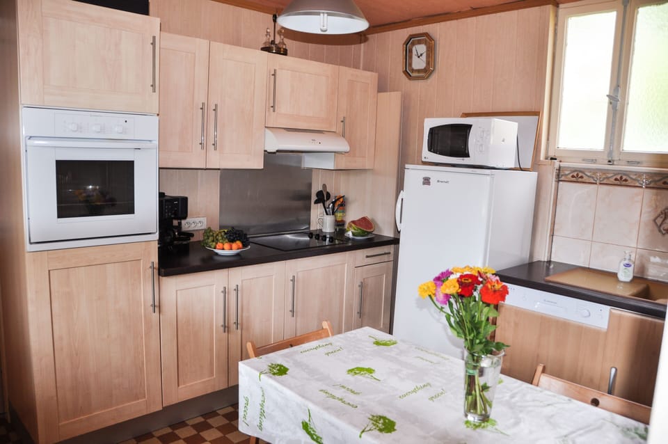 Kitchen mit dishwasher + fridge and freezer etc.