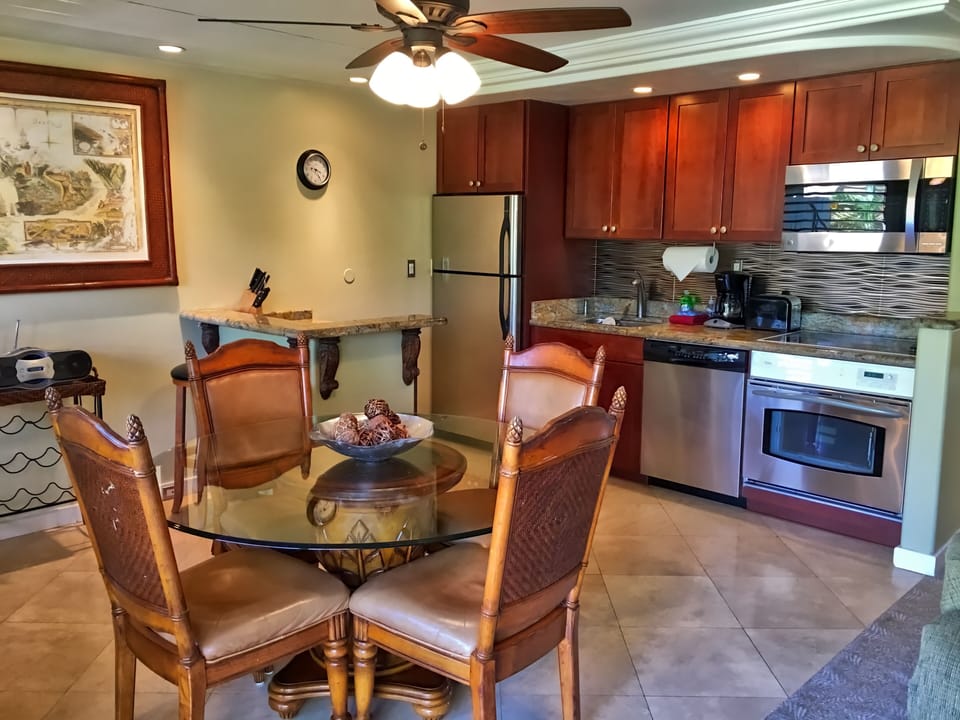 Full Kitchen, new stove installed in 2018. Photo shows old stove