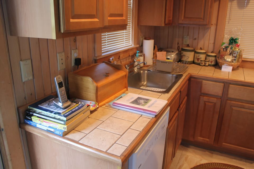 Other side of the kitchen.