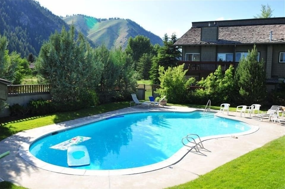 Heated pool Memorial Day to Labor Day with amazing views.