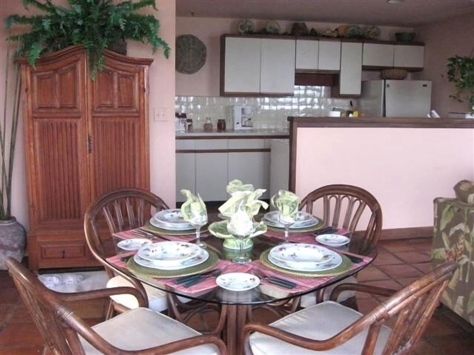 Tropical Decor, comfortable, functional.
