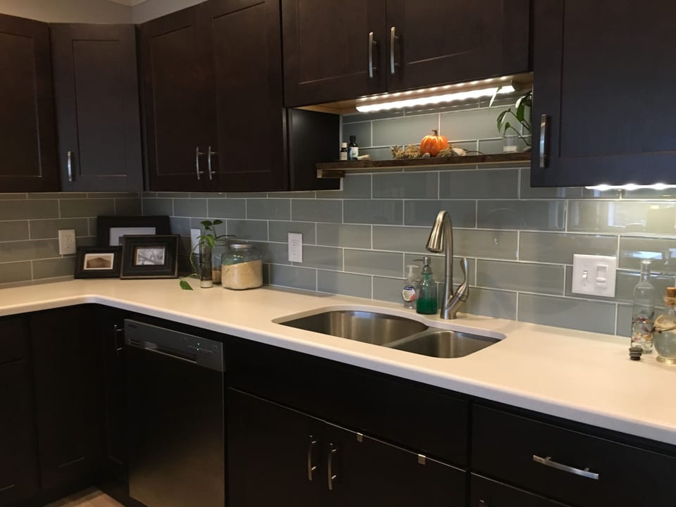 large kitchen w/ plenty of counter space