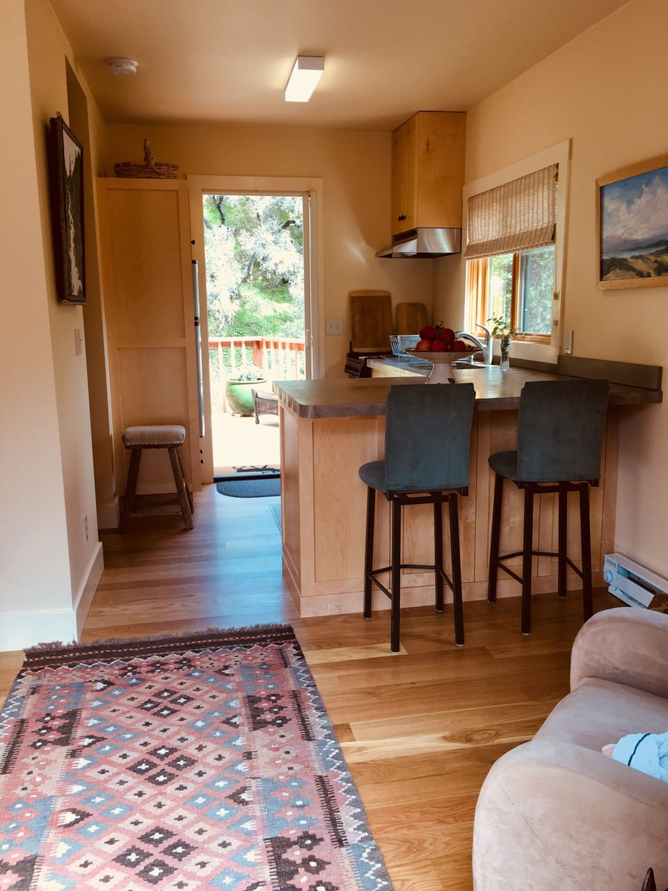 Brand new charming studio cottage. Tasteful and elegant. 