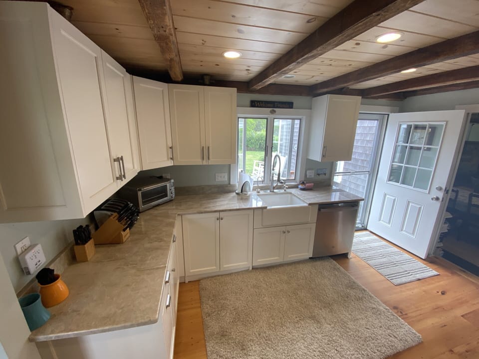 2021 New kitchen, stainless steel appliances, kitchen Island, quartzite counter 