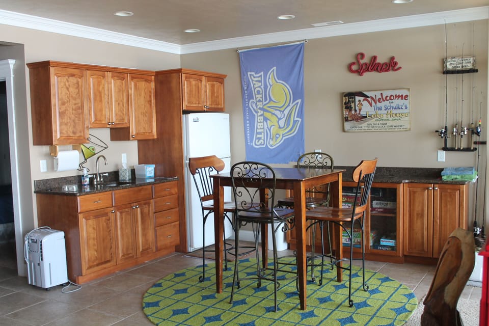 Lower level - 1/2 kitchen - table