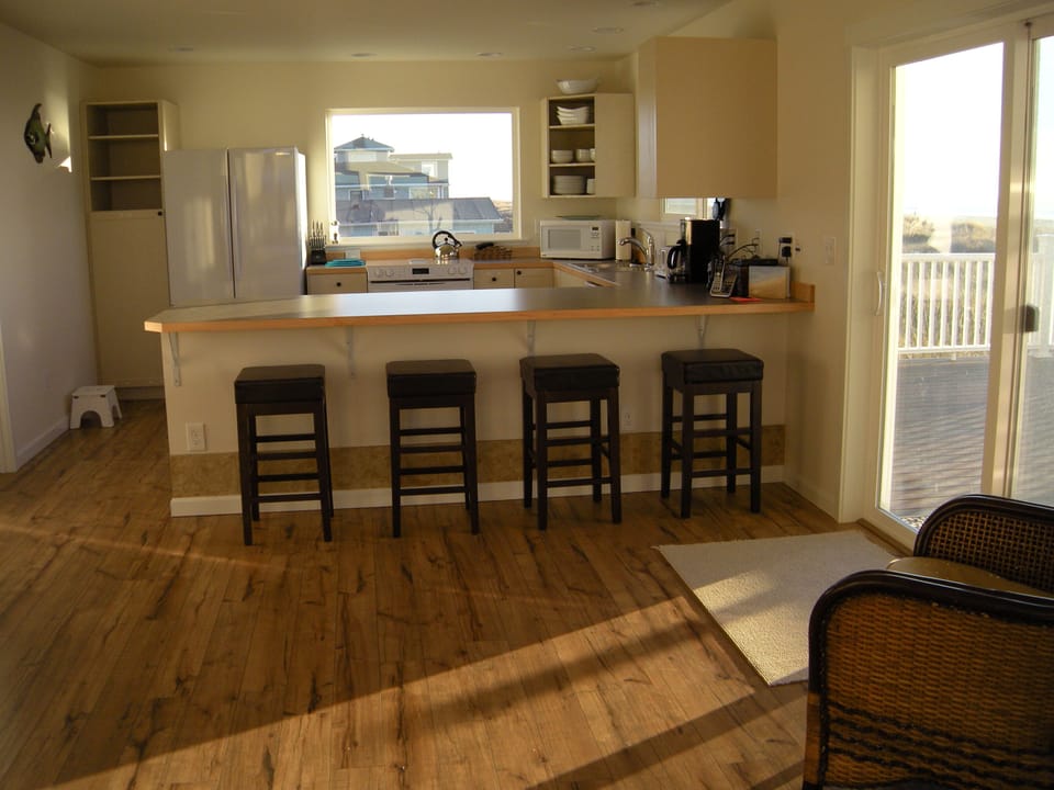 Full kitchen.
