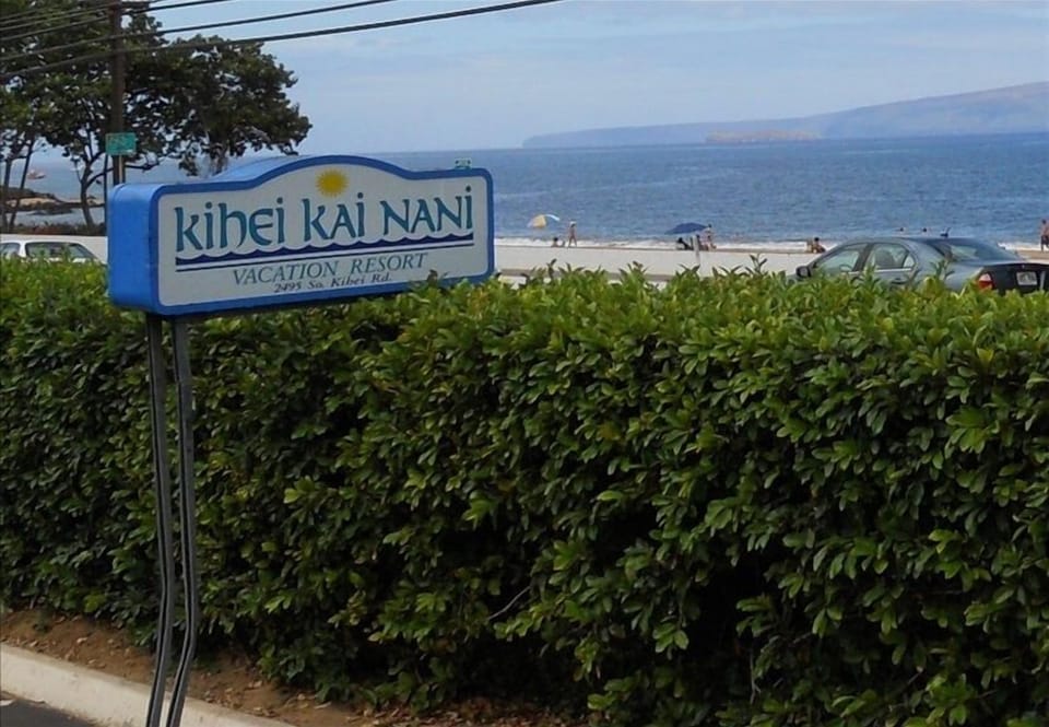 The entrance. You can see the proximity of the beach just beyond the sign.
