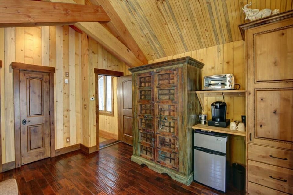 Kitchenette - Mini fridge, Keurig coffee machine, toaster oven, serving ware.