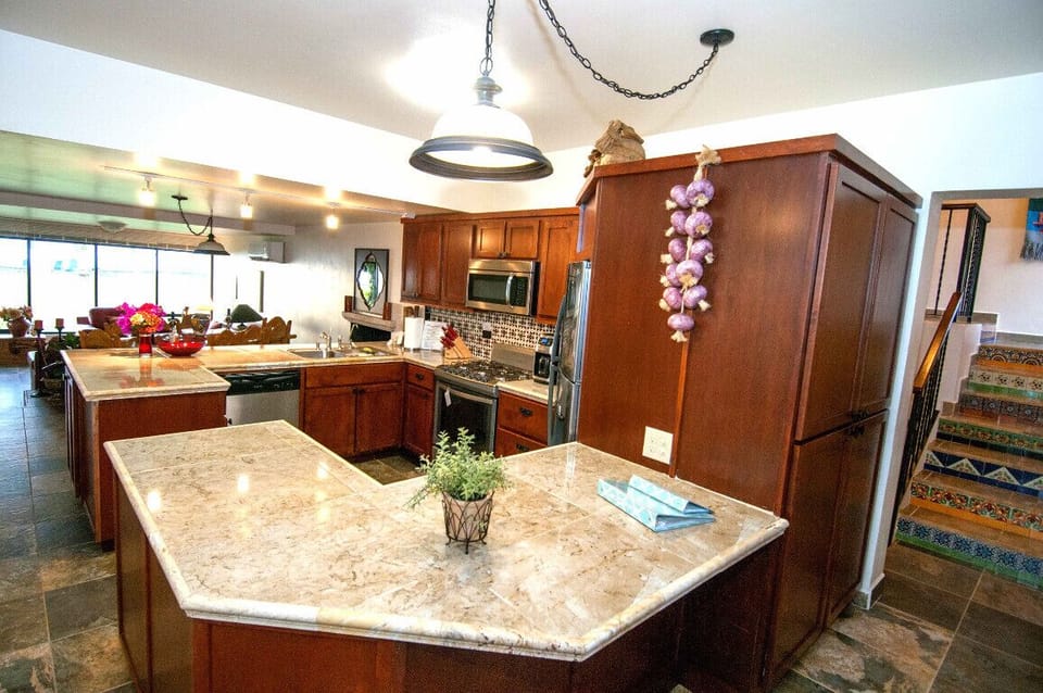 Well appointed kitchen with all new appliances