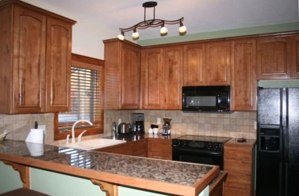 Gourmet, Granite, Fully Equipped Kitchen with Breakfast Bar