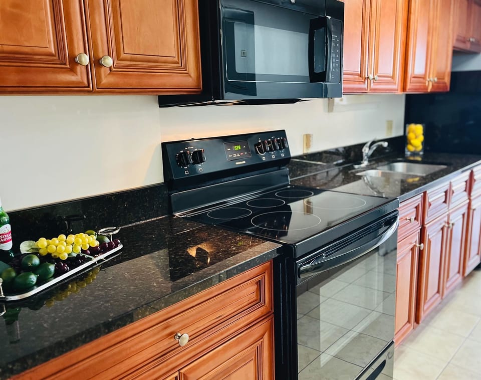 Discover a modern kitchen equipped with all essentials, allowing you to prepare meals with a view of the ocean.