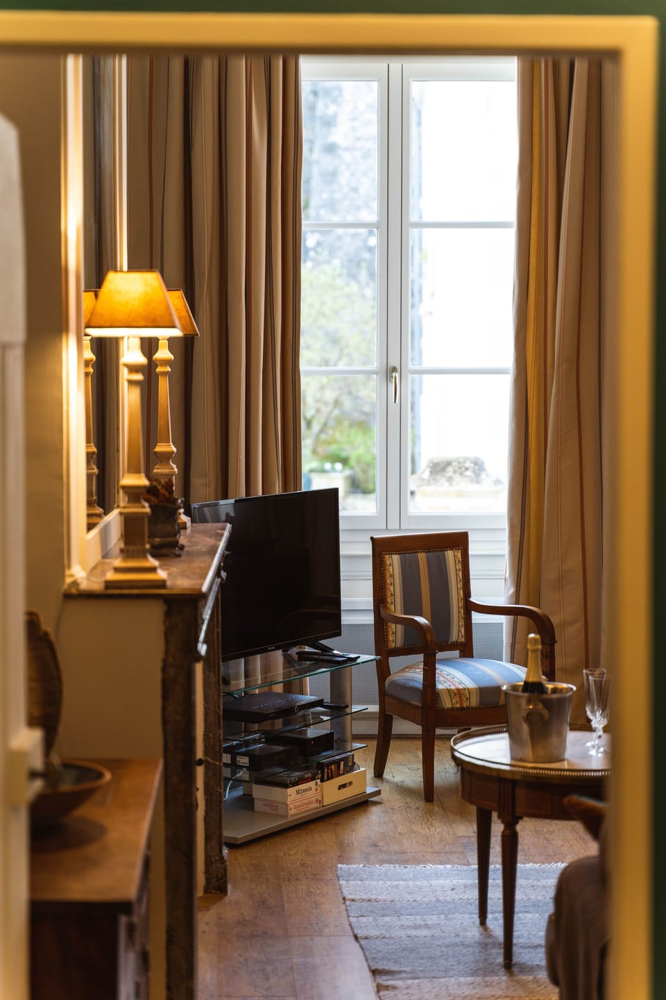 Corridor from 2nd bedroom leading back to salon