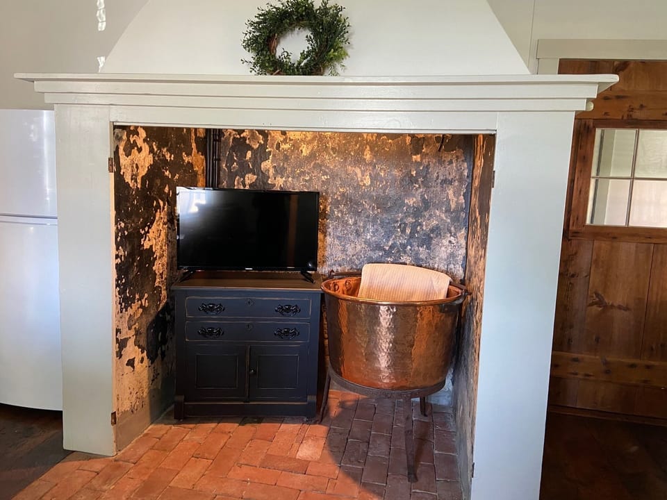  TV in living room / eat-in kitchen area