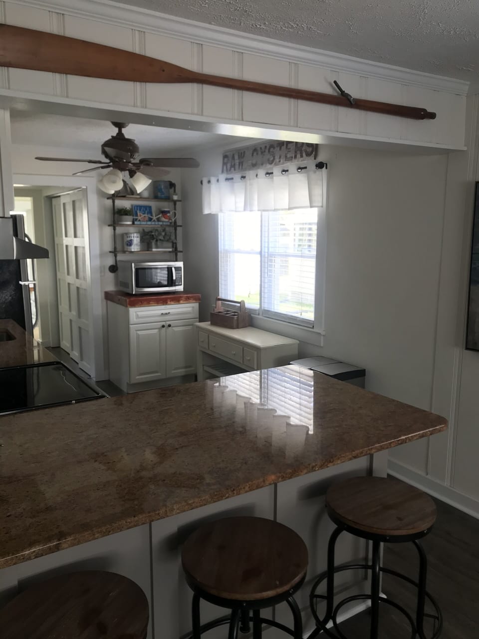Breakfast bar with seating for 3