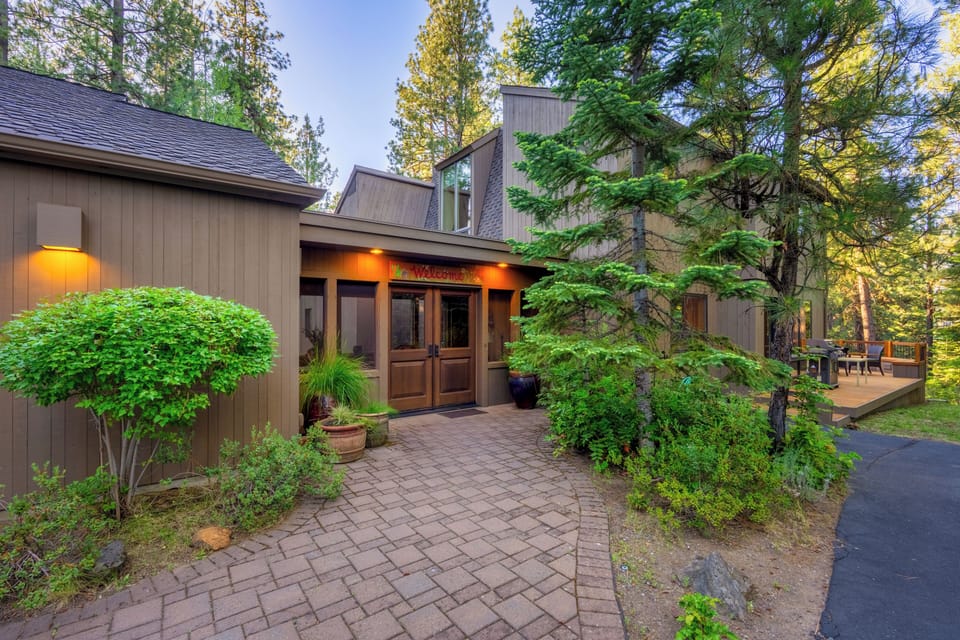 WELCOME!
Front doors open into the cedar-lined room called 'Cedar Pass'.
