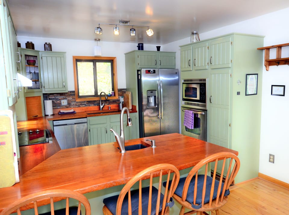 Modern kitchen with everything you you could possibly need