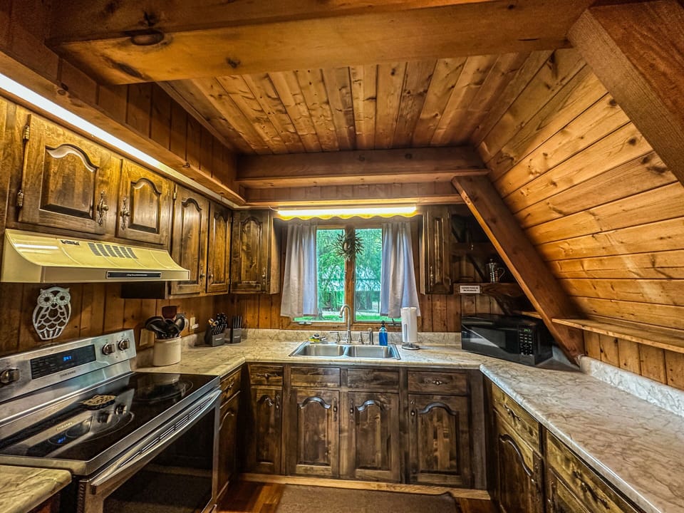 1st Choice Lodging - Chalet Lodge - Kitchen