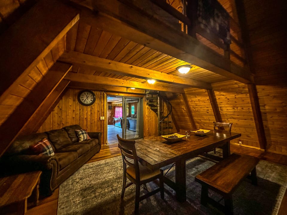 1st Choice Lodging - Chalet Lodge - Dining Room