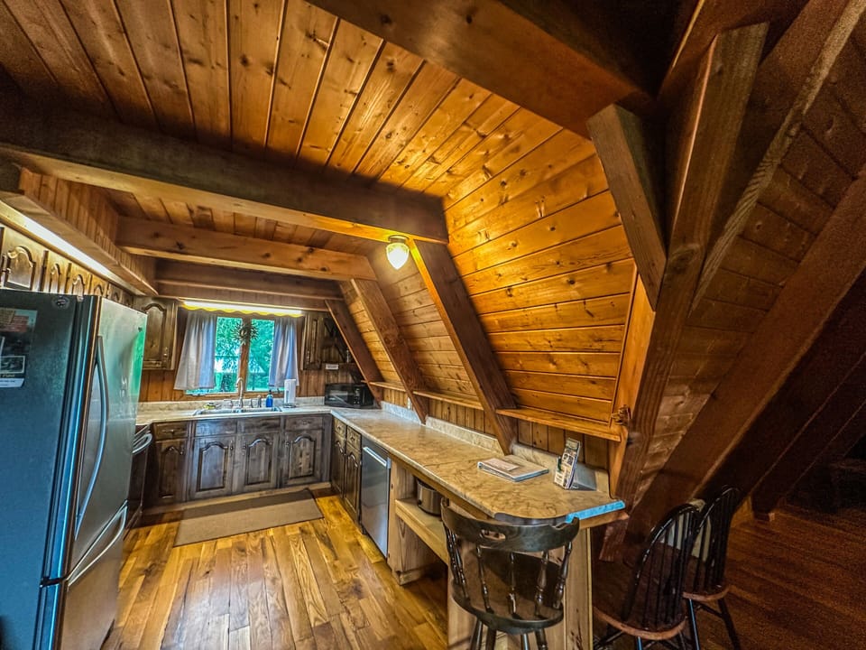 1st Choice Lodging - Chalet Lodge - Kitchen