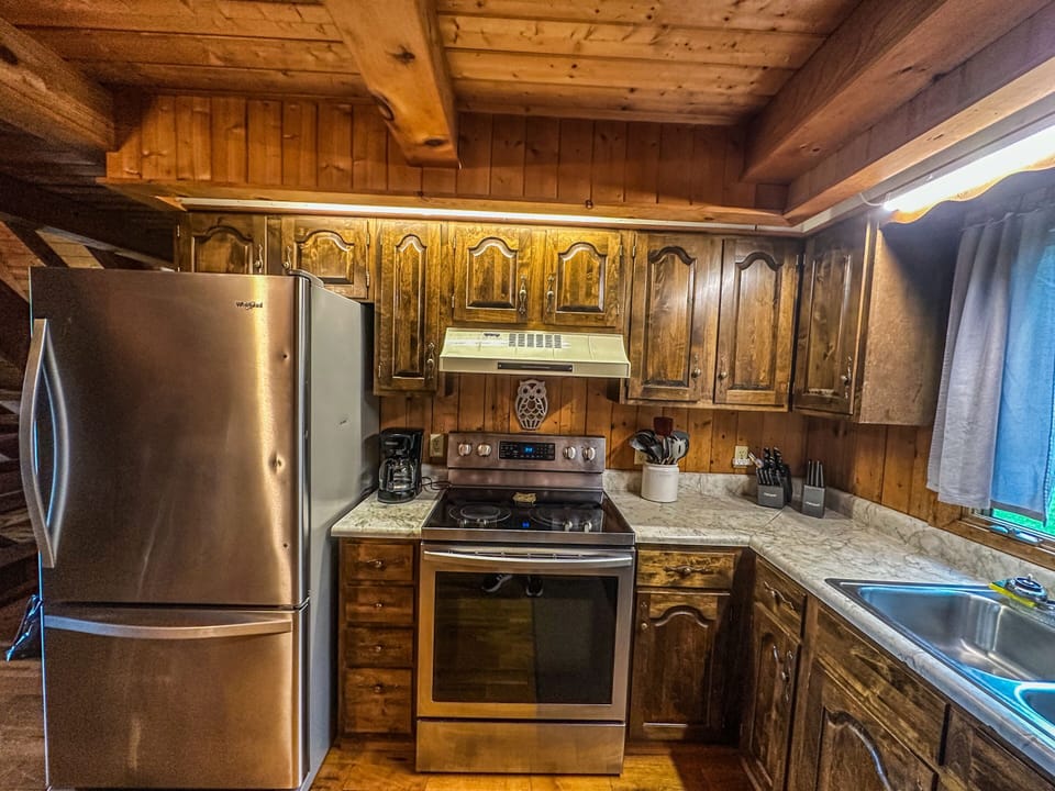 1st Choice Lodging - Chalet Lodge - Kitchen
