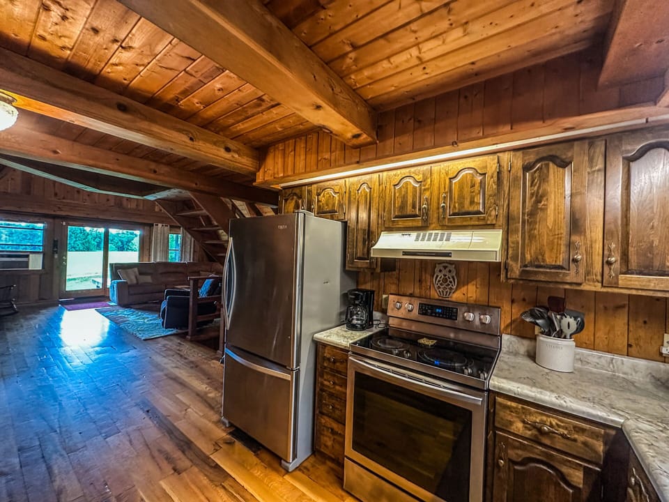 1st Choice Lodging - Chalet Lodge - Kitchen