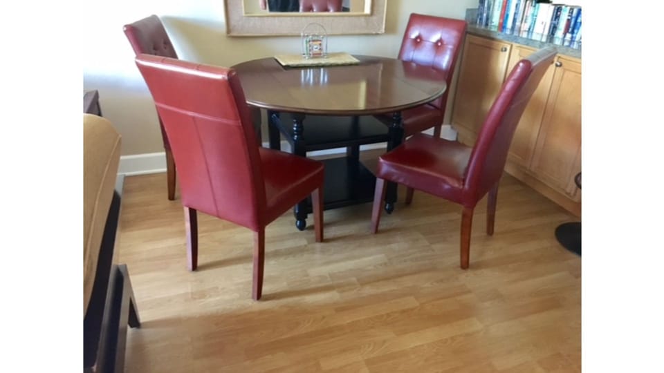 4 can dine at the table and 2 at the bar