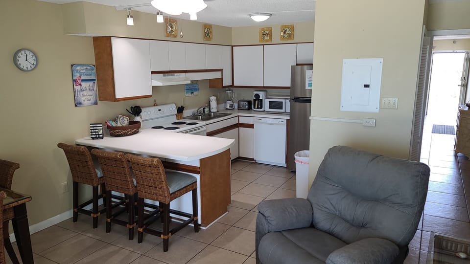 Full Kitchen with Bar
