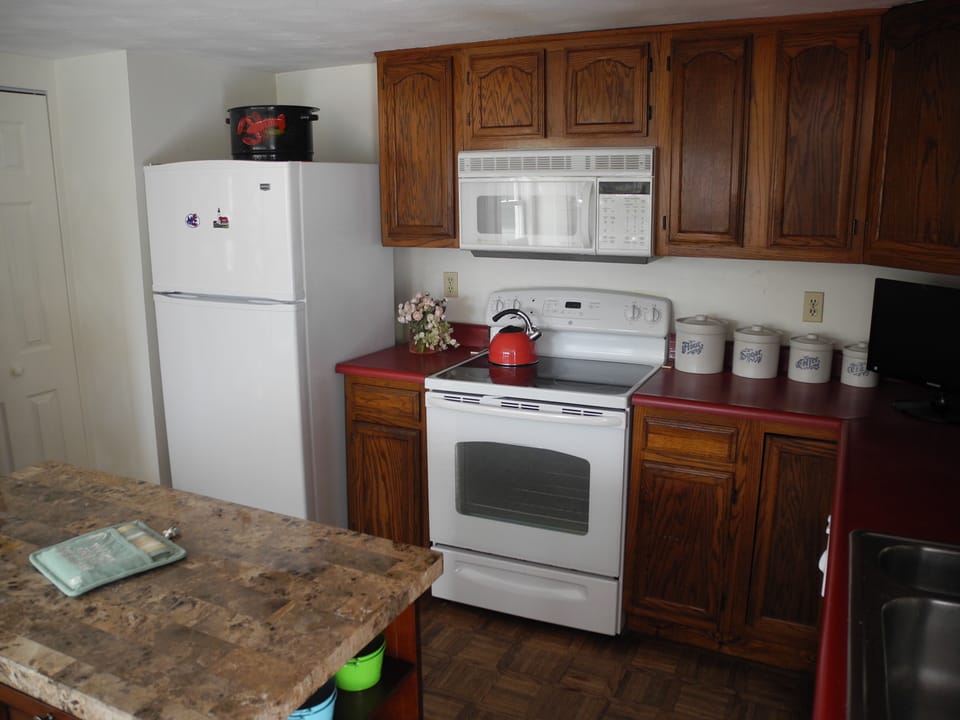 Large Kitchen: Stove, Fridge, Marble Island with Microwave & Dish Washer 