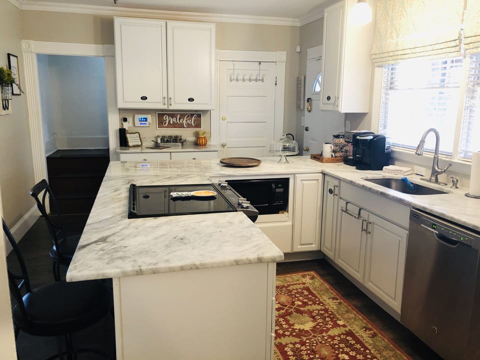 Beautiful kitchen to enjoy cooking family meals! 