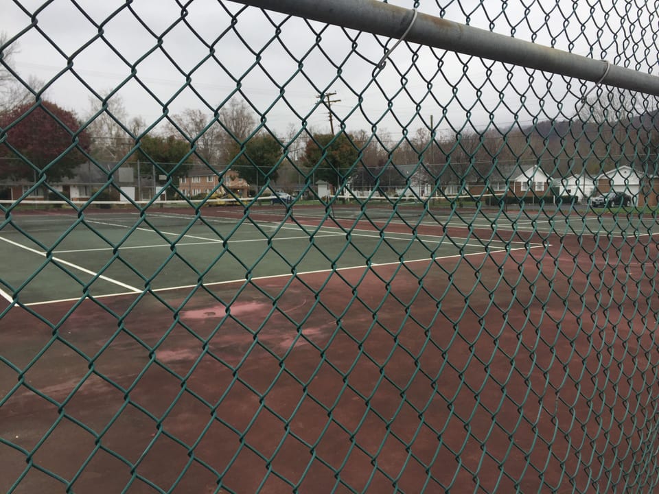 Public tennis courts walking distance from hkusr