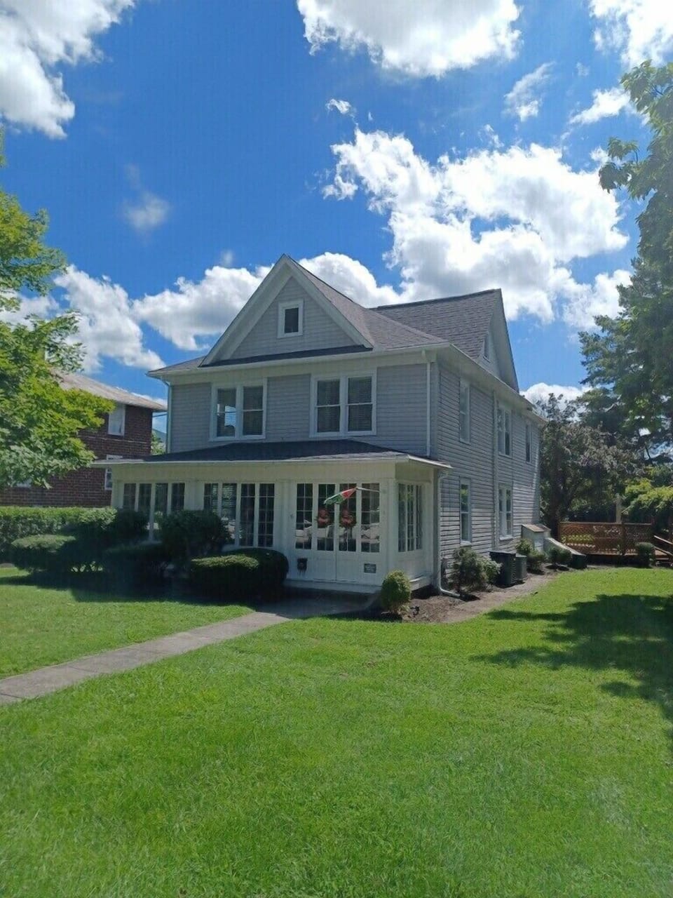 Perfect location for walking to restaurants, shops and the Greenbrier. 