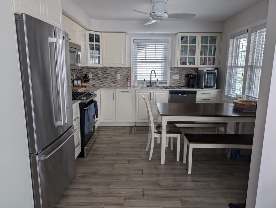 Fully Stocked Kitchen with eat-n dining for 6