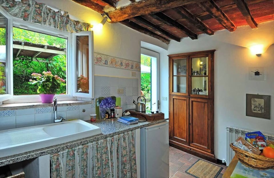 adjoinable Studio :kitchenette