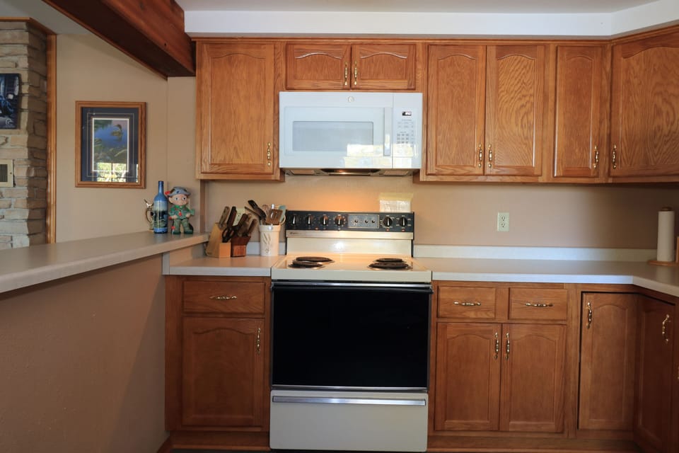 Kitchen Stove & Cabinets