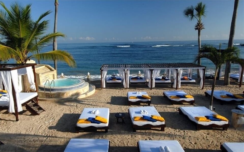 VIP Beach with Cool Water Jacuzzis
