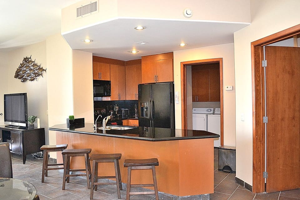 Gourmet Kitchen with 4 barstools