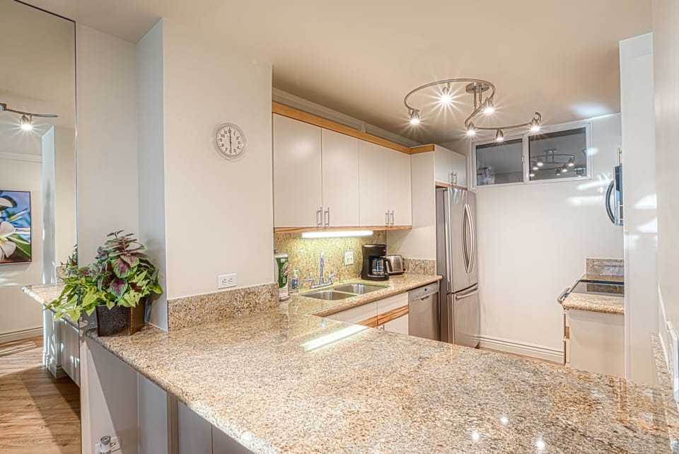 Full Kitchen. 