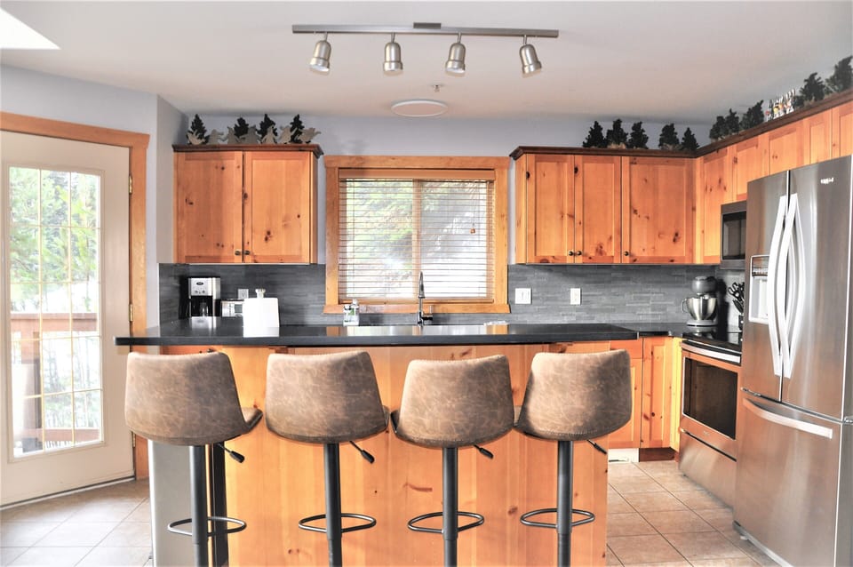 Quartz counters & stainless appliances including ice and water