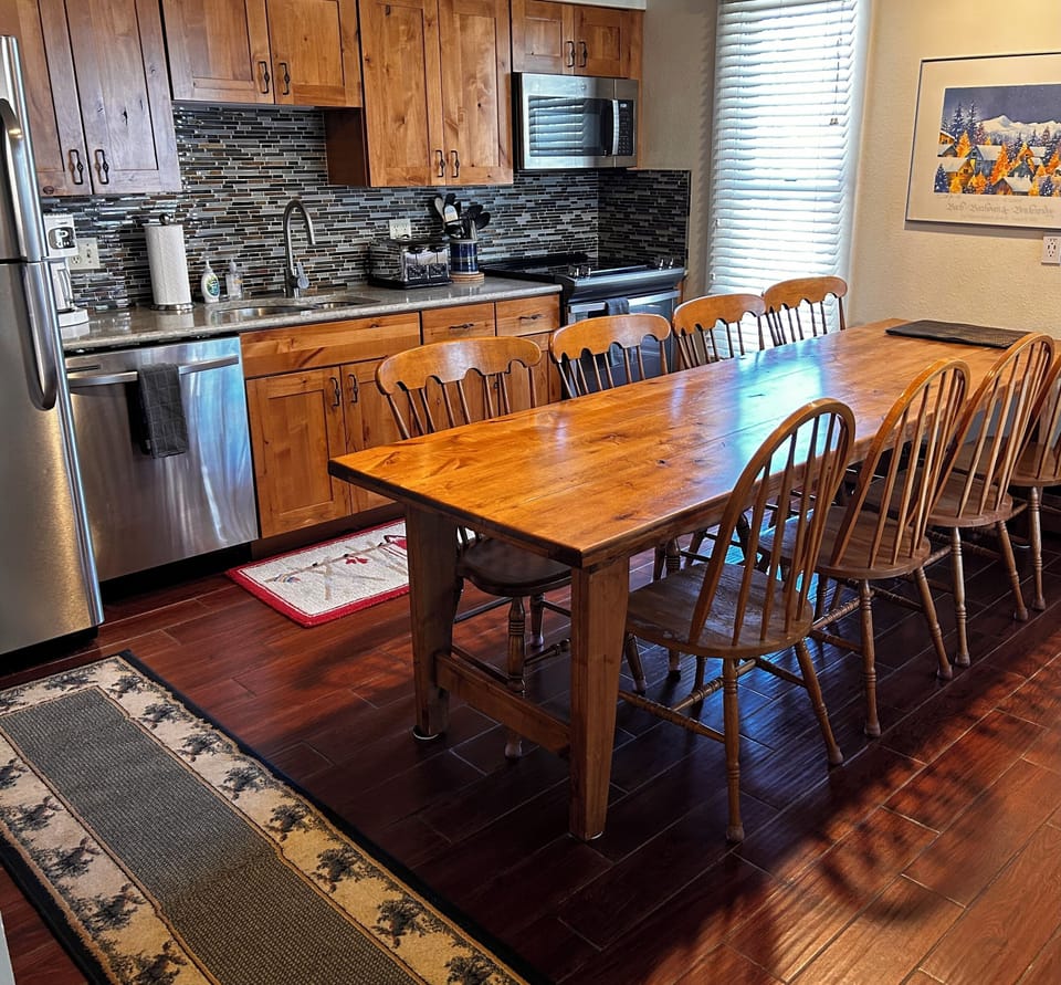 Kitchen & dining table