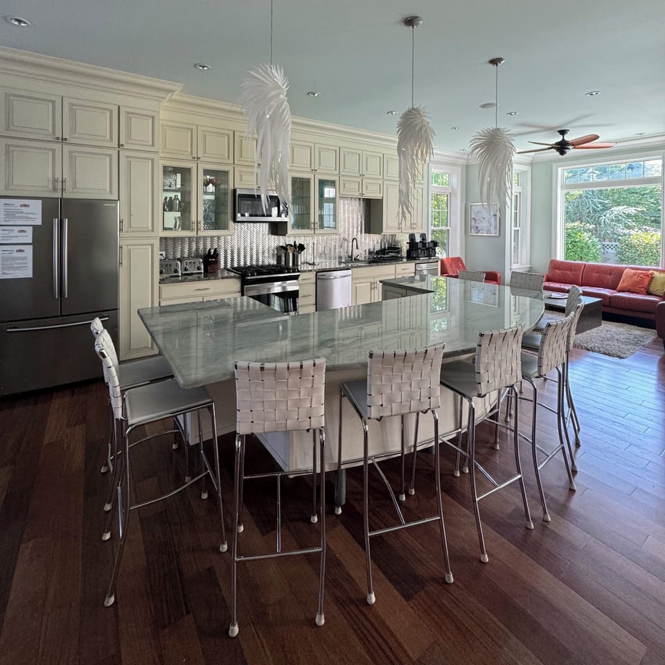 Kitchen w island w 10 bar stools