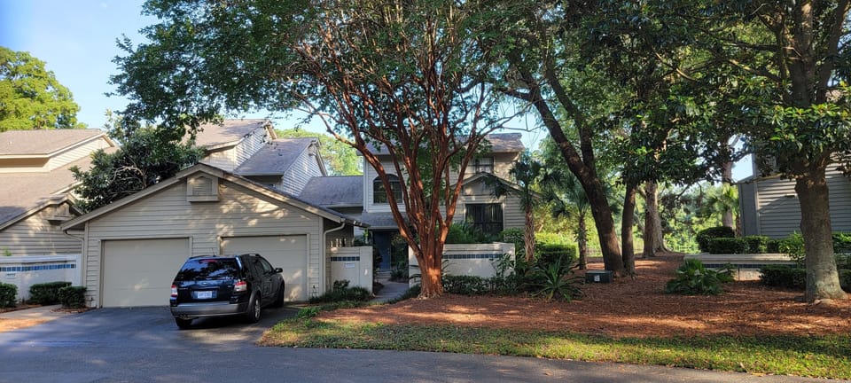 Front of villa with garage
