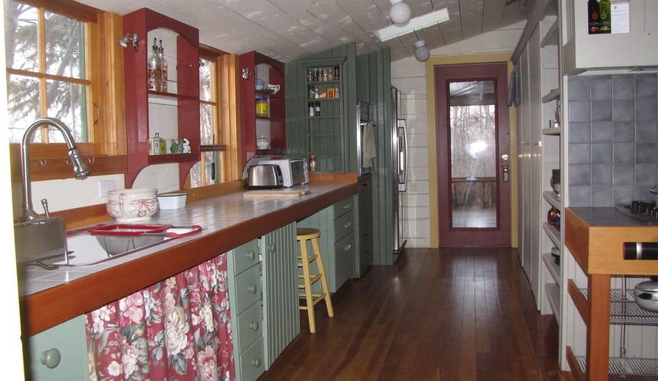 Full kitchen amenities include refrigerator, convection oven, and gas cooktop