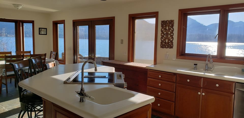 Open concept, kitchen, dinningroom and livingroom