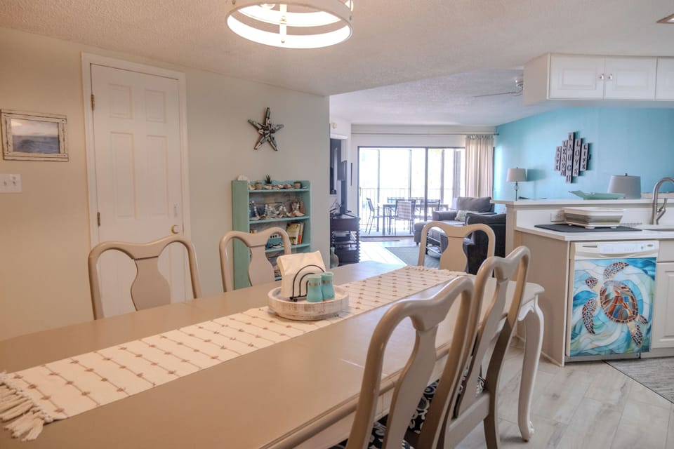 Large dining table for 6. Leaf can be removed for smaller table