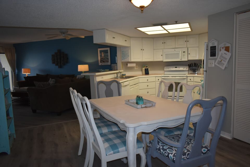 Table seats 6 and has an extra leaf for increase seating