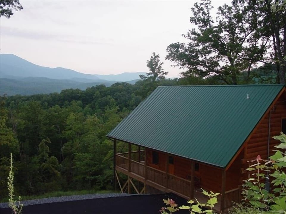 LeConte Lookout Luxury Log Home
