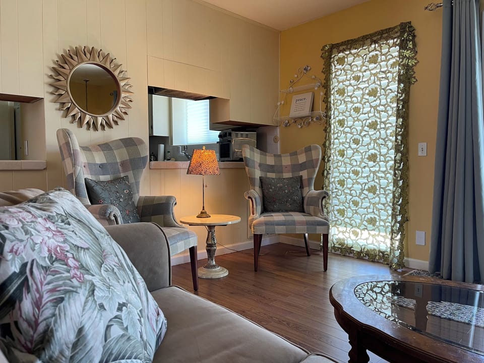 Sitting area for visiting and watching TV. Use ROKU or sign in as guest. 